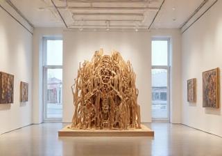 Installation artistique en bois exposée en galerie